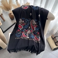Dettagli di ricami paisley etnici e nappe su una calda sciarpa nera in cashmere - Nero