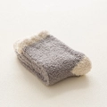 Dicke Korallenvlies-Socken für Damen in Grau und Off-White Patchwork-Plüschdesign - Einheitsgröße / Grau