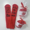 Calze rosse in pile corallo con scritta 'Bring me wine' in confezione regalo cupcake - Rosso Brillante / Solo Calzini Niente Confezioni Di Torte