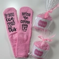 Morbide calze in pile corallo rosa con stampa Bring me coffee sulla pianta del piede - Rosa W / Taglia unica