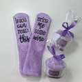 Divertenti calzini in pile corallo viola con testo sul vino in confezione regalo cupcake - Viola W / Taglia unica