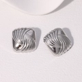 Quadratische Edelstahl-Ohrringe in Silber mit Spiralstruktur auf weißem Hintergrund - Stahlfarbe