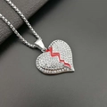 Colgante de corazón roto plateado con esmalte rojo y diamantes en cadena de caja - Colgante con cadena / Color Acero