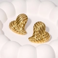 Orecchini asimmetrici a forma di cuore rigato in acciaio al titanio placcato oro 18k - Oro