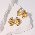 Pendientes de lazo dorado minimalistas con diseño de capas sobre base de piedra - Dorado