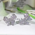 Elegantes pendientes de lazo plateados con circonitas brillantes en un set de par - Pendientes de Botón de Lazo (KYED0268)