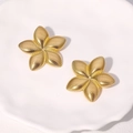 Orecchini a perno a fiore dorato in acciaio inossidabile con petali testurizzati - Oro