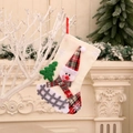 Calza di Natale in lino beige con pupazzo di neve e dettagli a quadri appesa al camino - Pupazzo di Neve