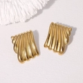 Orecchini minimalisti in acciaio inossidabile dorato con texture a onde in vista a 45 gradi - Oro