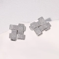 Orecchini vintage quadrati intrecciati in argento e acciaio su vassoio bianco - Color Acciaio