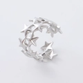 Detalle de los patrones de estrellas huecas de plata pulida en este anillo abierto ajustable - Color Acero