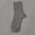 Graue Herren-Business-Socken mit vertikalem Rippenmuster auf strukturiertem Hintergrund - Einheitsgröße / Dunkelgrau