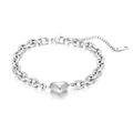 Dettaglio di bracciale a catena in acciaio inox con ciondolo a cuore 3D lucido su sfondo bianco - Argento