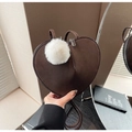 Dettaglio di borsa a cuore in camoscio marrone con grande pompon in pelliccia sintetica - Marrone