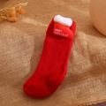 Detail der roten Weihnachtssocke mit Schleife und Merry Christmas Bestickung - S 0-6 Monate / Rot-Weihnachtsschuhe