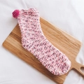 Rosa und lila Korallenfleece-Socken mit süßem Bommel-Detail für gemütliches Zuhause - Einheitsgröße / Rosa