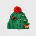 Detail einer Weihnachts-Strickmütze mit rotem Bommel, Rentier-Deko und Sternen-Motiv - M (54-60cm) / Grün Rentier
