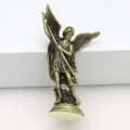 Detalle de una estatua de bronce del arcángel Miguel con alas y una lanza - Bronce Antiguo