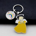 Dettaglio di un portachiavi in metallo con ciondoli arcobaleno e angelo su pelle nera - Giallo