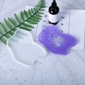Moule en silicone irrégulier pour dessous de verre DIY et produit fini en résine pailletée mauve - Moyen