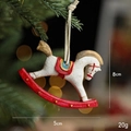 Vintage hars hobbelpaard kersthanger met rode basis hangend aan een boom - Schommelpaard Stijl