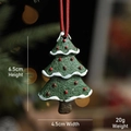 Groene hars kerstboomhanger met rode stippen en witte sneeuwdetails 6,5 cm - Kerstboom