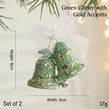 Grüne Glitzer-Weihnachtsglocken mit weißer Chiffonschleife an einem Tannenzweig - Stil mit Glocken