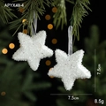 Due stelle di Natale bianche con paillettes argentate appese a rami di pino verdi - Stile Pentagramma Bianco (APYX49-4)