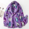 Détail d'une écharpe en coton et lin violette avec motifs de hiboux et franges - 180*88 / Violet (SL2311-003)