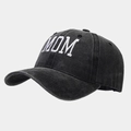 Detalle del bordado blanco MOM en una gorra de béisbol de algodón lavado gris oscuro - Estilo MOM / Negro