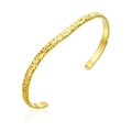 Bracciale rigido aperto in oro con trama martellata irregolare su sfondo bianco - Oro (B2042-GO)