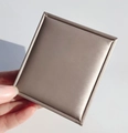 Detailansicht der rechteckigen Schmuck-Geschenkbox mit Champagner-Satin-Textur - Halskette Geschenkbox