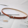 Cintura sottile in pelle PU marrone con fibbia in metallo inciso su rivista di moda - Cachi
