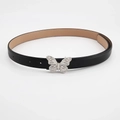 Detail van een zwarte leren riem met een zilverkleurige vlindervormige metalen gesp - Zwart