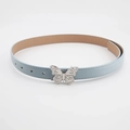 Detail van lichtblauwe leren riem met zilveren vlindergesp in de retro Y2K-stijl - Hemelsblauw