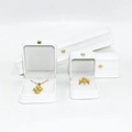 Witte sieradendoosjes met gouden kroonlogo voorzien van ketting en ring display - Wit - Ringdoos