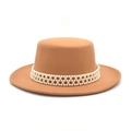 Elegante cappello boater in lana cammello con ampia fascia decorativa di perle intrecciate - Cammello