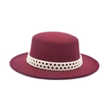 Dettaglio cappello in lana bordeaux a tesa piatta con nastro decorativo di perle a tre file - Borgogna