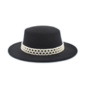 Dettaglio di un cappello boater nero in lana con fascia decorativa a quattro perle - Nero