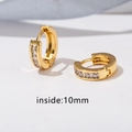 Makro-Detail von vergoldeten Huggie-Ohrringen mit quadratischen Zirkonia und 10 mm Innendurchmesser - Reihe Zirkonia / Innendurchmesser 10mm / Gold