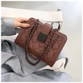 Sac bandoulière matelassé marron foncé avec boucle noire et bandoulière chaîne - Marron