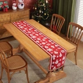 Camino de mesa navideño rojo con copos de nieve blancos y borlas sobre mesa de madera - 33x260cm / Jacquard Rojo Copo de Nieve con Borla Roja