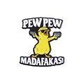 Lustige gelbe Küken Emaille-Anstecknadel mit Sonnenbrille, Pistolen und PEW PEW Meme-Text - Gelbe Ente mit Waffe (QHXZ1739)