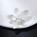 Spilla fiore vintage argento a cinque petali con perla su piatto di ceramica bianca - Argento Opaco