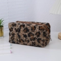 Dettaglio della borsa per cosmetici in peluche leopardato con cerniera in metallo liscia - Teddy Leopardo Caffè