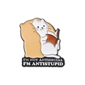 Emaille speld met witte kat die leest en tekst I'm Not Antisocial op een witte achtergrond - Lezende Kat Stijl (QHXZ1357)