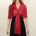 Detailansicht eines roten Metallic-Netzschals mit Schnalle und Quasten auf schwarzem Kleid - 190cm / Rot Mit Ring (13#)