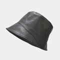 Detailansicht des schwarzen PU-Leder-Fischerhuts mit präzisen Nähten und minimalistischer Textur - Einheitsgröße / Dunkelgrau