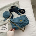 Sac bandoulière matelassé sarcelle avec pochette, chaîne dorée et large sangle tissée - Bleu