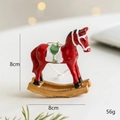 Rote Schaukelpferd-Weihnachtsdekoration aus Harz mit goldenem Sockel und Details, 8cm Höhe - Rot